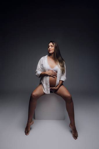 Ensaio gestante Curitiba em estudio fotografia minimalista clean atemporal elegante fashion