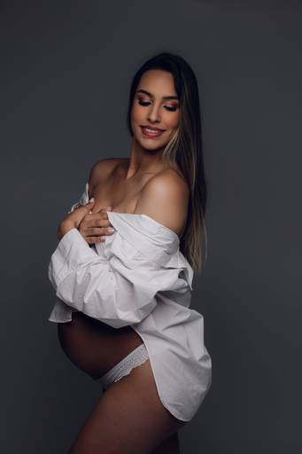 Ensaio gestante Curitiba em estudio fotografia minimalista clean atemporal elegante fashion