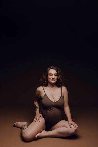 Ensaio gestante Curitiba em estudio fotografia minimalista clean atemporal elegante fashion