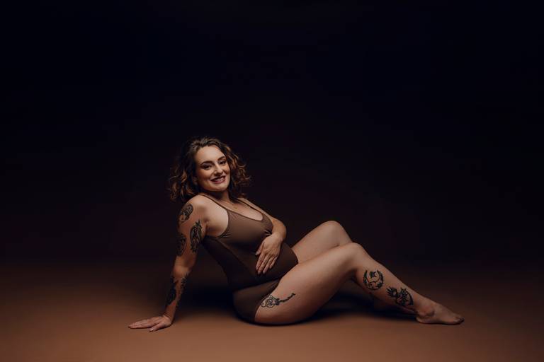 Ensaio gestante Curitiba em estudio fotografia minimalista clean atemporal elegante fashion