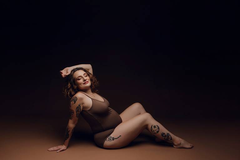 Ensaio gestante Curitiba em estudio fotografia minimalista clean atemporal elegante fashion