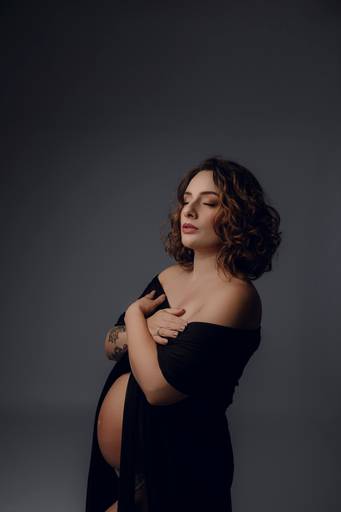Ensaio gestante Curitiba em estudio fotografia minimalista clean atemporal elegante fashion
