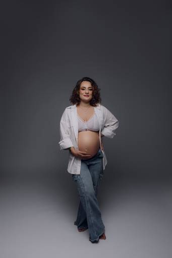 Ensaio gestante Curitiba em estudio fotografia minimalista clean atemporal elegante fashion