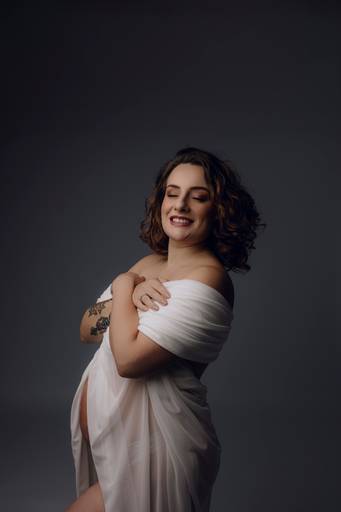 Ensaio gestante Curitiba em estudio fotografia minimalista clean atemporal elegante fashion