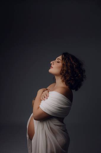 Ensaio gestante Curitiba em estudio fotografia minimalista clean atemporal elegante fashion