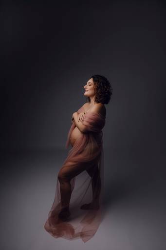 Ensaio gestante Curitiba em estudio fotografia minimalista clean atemporal elegante fashion