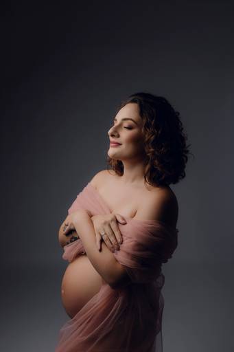 Ensaio gestante Curitiba em estudio fotografia minimalista clean atemporal elegante fashion