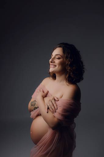 Ensaio gestante Curitiba em estudio fotografia minimalista clean atemporal elegante fashion