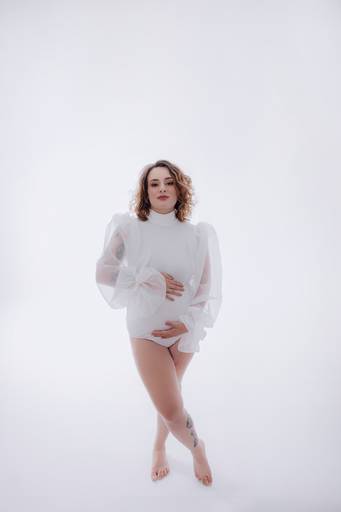 Ensaio gestante Curitiba em estudio fotografia minimalista clean atemporal elegante fashion