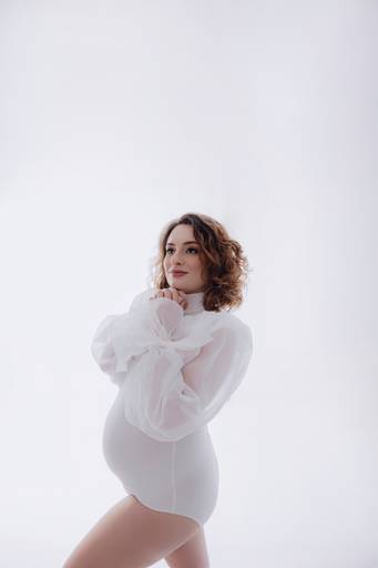 Ensaio gestante Curitiba em estudio fotografia minimalista clean atemporal elegante fashion