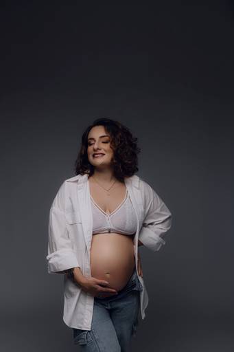 Ensaio gestante Curitiba em estudio fotografia minimalista clean atemporal elegante fashion