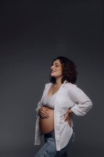 Ensaio gestante Curitiba em estudio fotografia minimalista clean atemporal elegante fashion