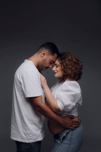 Ensaio gestante Curitiba em estudio fotografia minimalista clean atemporal elegante fashion