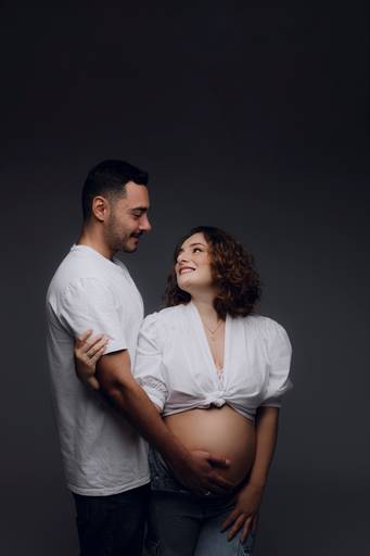 Ensaio gestante Curitiba em estudio fotografia minimalista clean atemporal elegante fashion