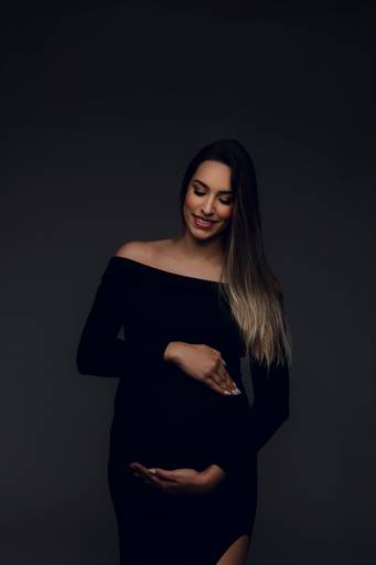 Ensaio gestante Curitiba em estudio fotografia minimalista clean atemporal elegante fashion