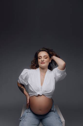 Ensaio gestante Curitiba em estudio fotografia minimalista clean atemporal elegante fashion