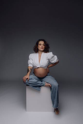 Ensaio gestante Curitiba em estudio fotografia minimalista clean atemporal elegante fashion