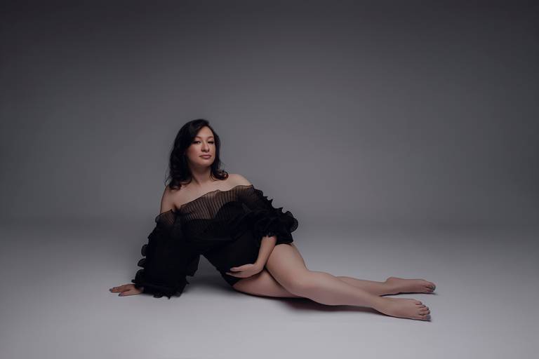 Ensaio gestante Curitiba em estudio fotografia minimalista clean atemporal elegante fashion