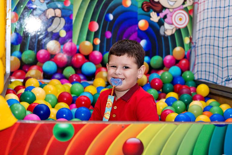 Fotógrafa de Volta Redonda, capturando momentos especiais de aniversário infantil.