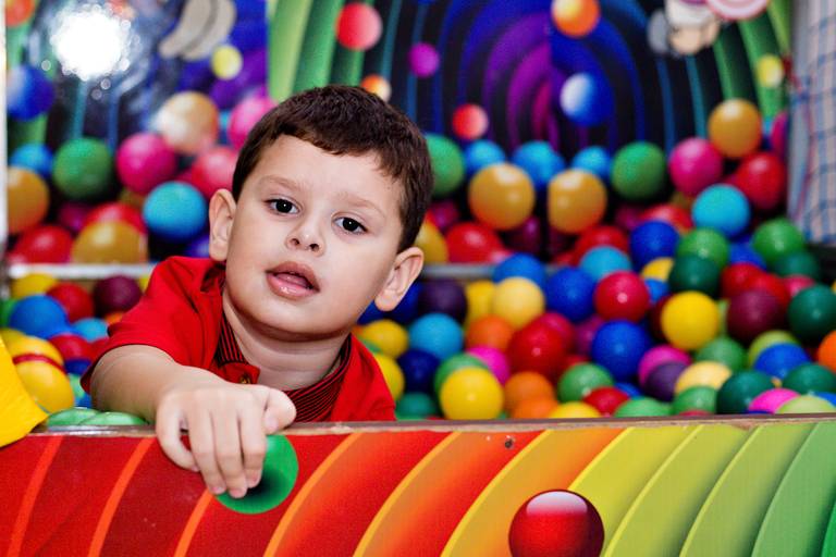 Fotógrafa de Volta Redonda, capturando momentos especiais de aniversário infantil.