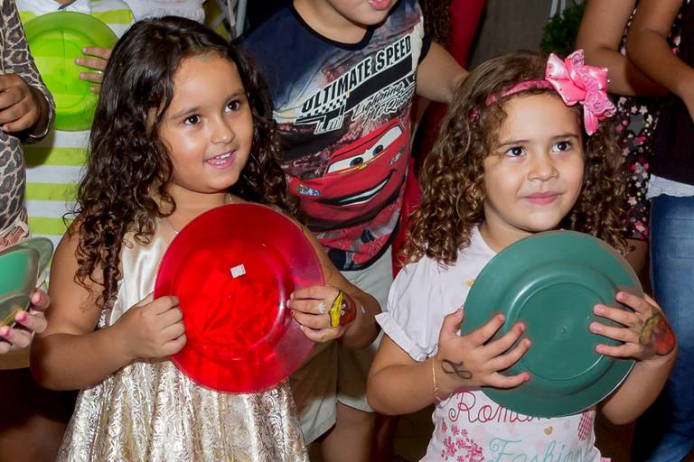 Fotógrafa de Volta Redonda, capturando momentos especiais de aniversário infantil.
