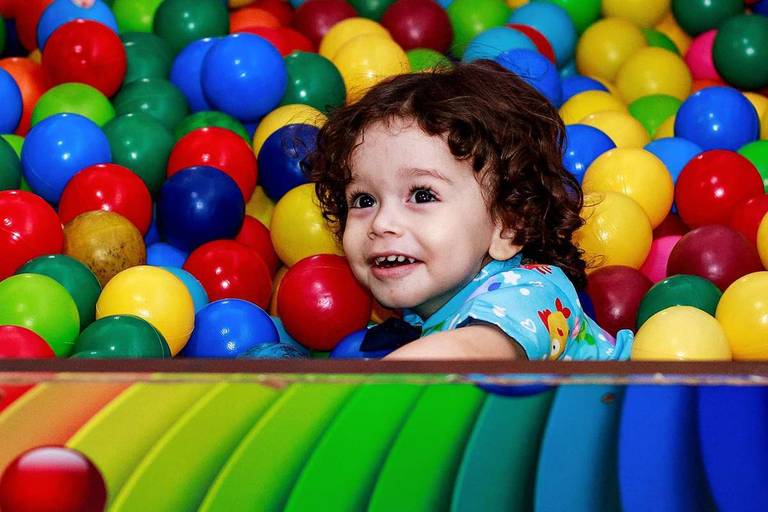 Fotógrafa de Volta Redonda, capturando momentos especiais de aniversário infantil.