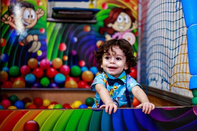 Fotógrafa de Volta Redonda, capturando momentos especiais de aniversário infantil.
