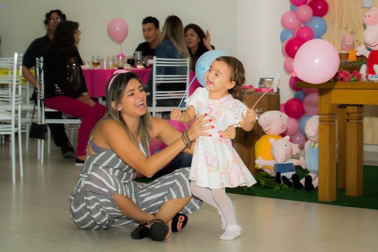 Fotógrafa de Volta Redonda, capturando momentos especiais de aniversário infantil.