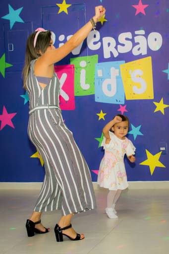 Fotógrafa de Volta Redonda, capturando momentos especiais de aniversário infantil.