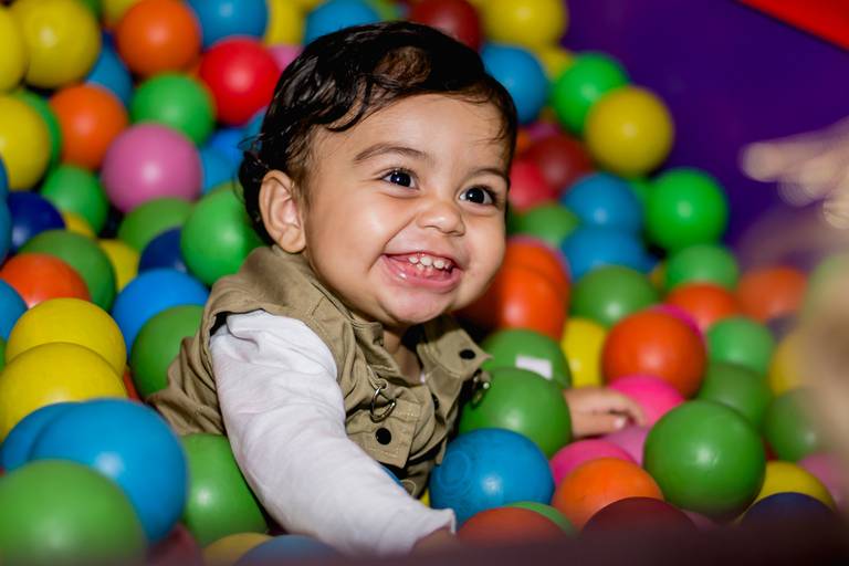 Fotógrafa de Volta Redonda, capturando momentos especiais de aniversário infantil.