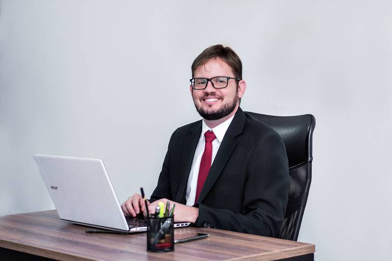 Fotógrafa de Volta Redonda, registrando profissionais em ensaios corporativos, destacando a personalidade e o profissionalismo de cada pessoa.