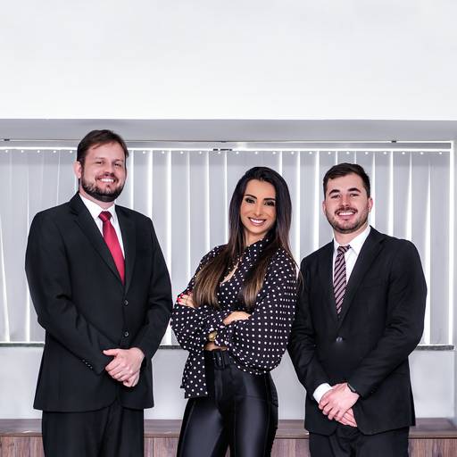 Fotógrafa de Volta Redonda, registrando profissionais em ensaios corporativos, destacando a personalidade e o profissionalismo de cada pessoa.