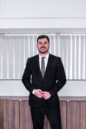 Fotógrafa de Volta Redonda, registrando profissionais em ensaios corporativos, destacando a personalidade e o profissionalismo de cada pessoa.