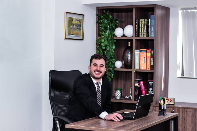 Fotógrafa de Volta Redonda, registrando profissionais em ensaios corporativos, destacando a personalidade e o profissionalismo de cada pessoa.