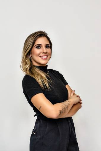 Fotógrafa de Volta Redonda, registrando profissionais em ensaios corporativos, destacando a personalidade e o profissionalismo de cada pessoa.