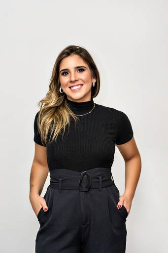 Fotógrafa de Volta Redonda, registrando profissionais em ensaios corporativos, destacando a personalidade e o profissionalismo de cada pessoa.