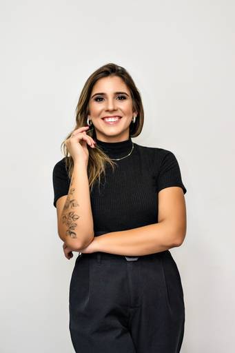 Fotógrafa de Volta Redonda, registrando profissionais em ensaios corporativos, destacando a personalidade e o profissionalismo de cada pessoa.