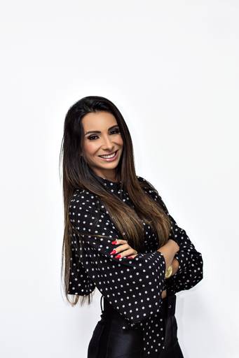 Fotógrafa de Volta Redonda, registrando profissionais em ensaios corporativos, destacando a personalidade e o profissionalismo de cada pessoa.