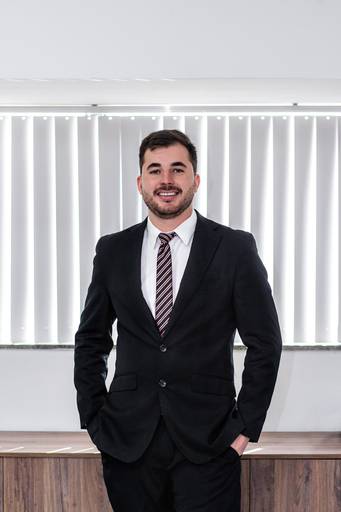 Fotógrafa de Volta Redonda, registrando profissionais em ensaios corporativos, destacando a personalidade e o profissionalismo de cada pessoa.