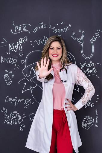 Fotógrafa de Volta Redonda, registrando profissionais em ensaios corporativos, destacando a personalidade e o profissionalismo de cada pessoa.