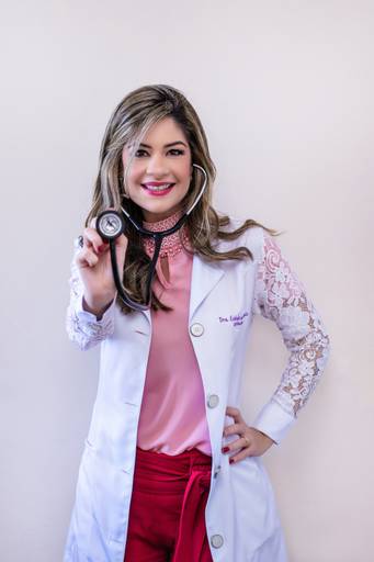 Fotógrafa de Volta Redonda, registrando profissionais em ensaios corporativos, destacando a personalidade e o profissionalismo de cada pessoa.