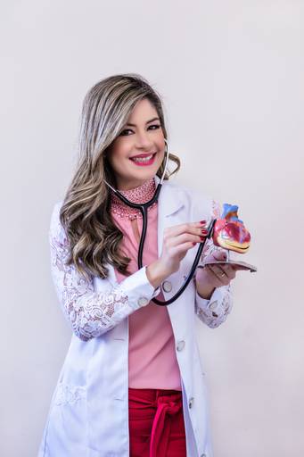 Fotógrafa de Volta Redonda, registrando profissionais em ensaios corporativos, destacando a personalidade e o profissionalismo de cada pessoa.