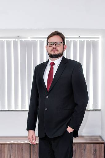 Fotógrafa de Volta Redonda, registrando profissionais em ensaios corporativos, destacando a personalidade e o profissionalismo de cada pessoa.