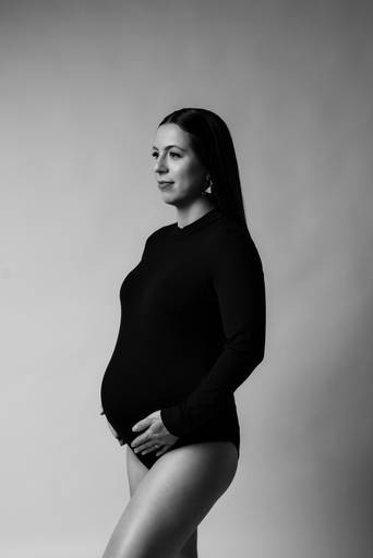 Ensaio gestante em estúdio, gestante de body preto, foto em preto e branco, aparência seria