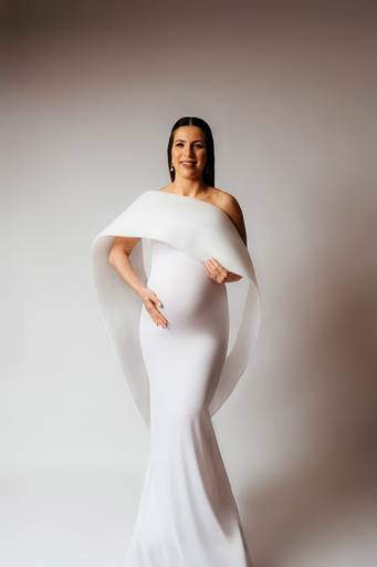 Ensaio gestante em estúdio, gestante com vestido de moulage branco