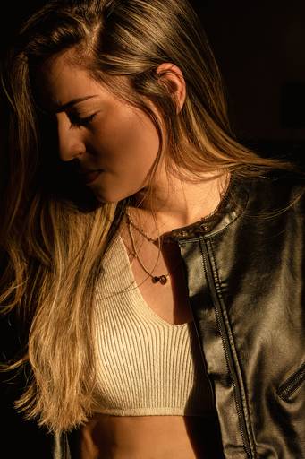  JAQUETA PRETA TAMANHO MÉDIO