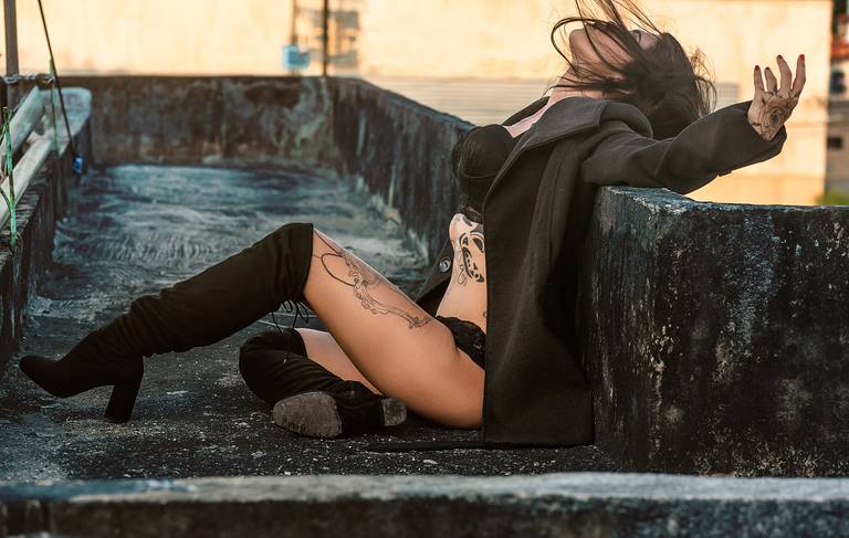 CASACO CINZA  TAMANHO MÉDIO E BOTA CANO LONGO