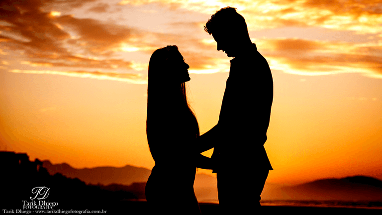 Ensaio pré-wedding na praia de Riviera de são lourenço em são paulo, amor, noivos, ensaio de casal, ensaio de noivos, destination wedding, silhueta, por do sol, nascer do sol, cena de filme