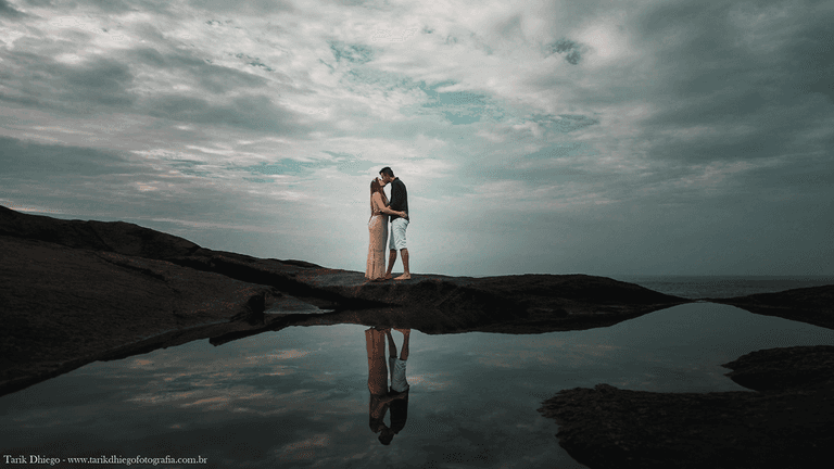 Ensaio pré-wedding na praia de Riviera de são lourenço em são paulo, amor, noivos, ensaio de casal, ensaio de noivos, destination wedding, reflexos, espelho d'agua. cena de filme