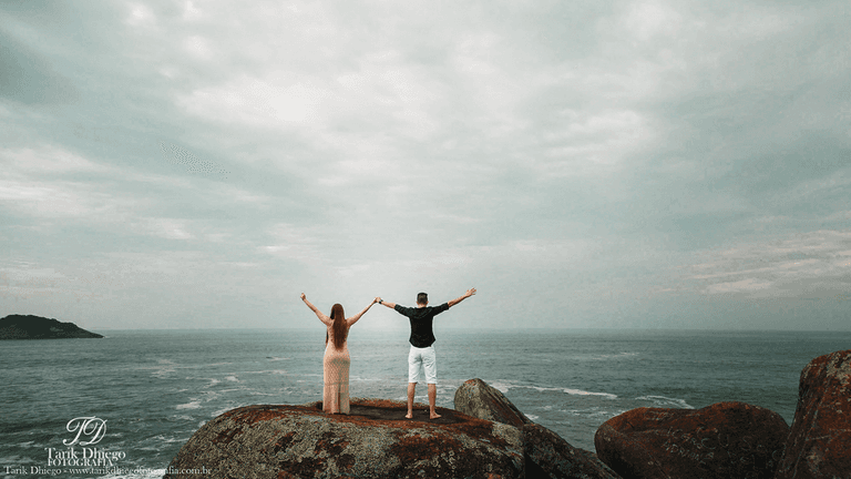 Ensaio pré-wedding na praia de Riviera de são lourenço em são paulo, amor, noivos, ensaio de casal, ensaio de noivos, destination wedding, liberdade, cena de filme